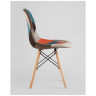 Обеденные стулья Eames DSW в тканевой обивке в стиле пэчворк, сиденье платиковое, ножки деревянные
