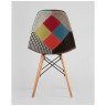 Обеденные стулья Eames DSW в тканевой обивке в стиле пэчворк, сиденье платиковое, ножки деревянные